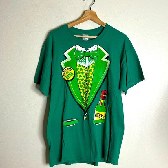 Kiss me I’m Irish tuxedo green st pattys day festive T-shirt size large - Picture 1 of 9